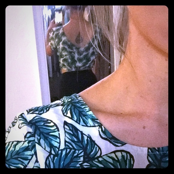 Me To We Palm Tree Crop Top - Picture 4 of 4